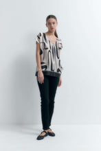 Load image into Gallery viewer, BLUSA FRENTE ESTAMPADO ABSTARCTO