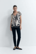 Load image into Gallery viewer, BLUSA FRENTE ESTAMPADO ABSTARCTO