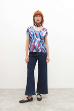 Load image into Gallery viewer, BLUSA FRENTE ESTAMPADO NOSTALGIA MARINA