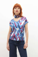 Load image into Gallery viewer, BLUSA FRENTE ESTAMPADO NOSTALGIA MARINA