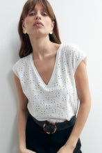 Load image into Gallery viewer, Blusa Broderie con flores bordadas