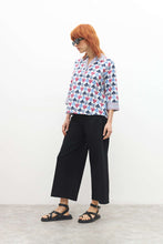 Load image into Gallery viewer, BLUSA ESTAMPADA CUELLO CAMISA