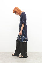 Load image into Gallery viewer, Vestido escote en V estampado abstracto