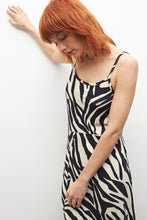 Load image into Gallery viewer, MAXI VESTIDO ANIMAL PRINT
