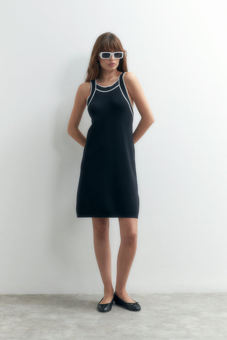 VESTIDO TEJIDO CON VIVOS EN CONTRASTE