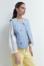Load image into Gallery viewer, Chaleco Capitoneado con Flores Bordadas