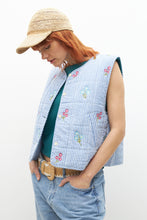 Load image into Gallery viewer, Chaleco Capitoneado con Flores Bordadas