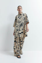 Load image into Gallery viewer, PANTALON PLISADO ESTAMPADO
