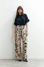 Load image into Gallery viewer, PANTALON PLISADO ESTAMPADO