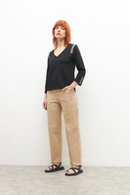 Load image into Gallery viewer, Pantalon con bordado en contraste