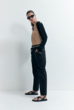 Load image into Gallery viewer, Pantalon con bordado en contraste