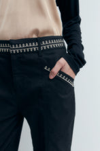 Load image into Gallery viewer, Pantalon con bordado en contraste