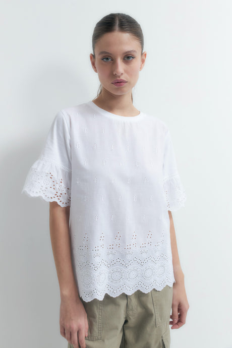 REMERA CON BRODERIE