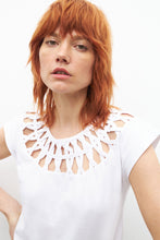 Load image into Gallery viewer, Remera con calado en escote