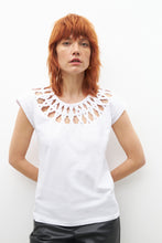 Load image into Gallery viewer, Remera con calado en escote