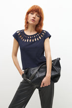 Load image into Gallery viewer, Remera con calado en escote