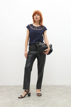 Load image into Gallery viewer, Remera con calado en escote
