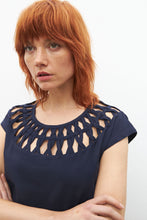 Load image into Gallery viewer, Remera con calado en escote