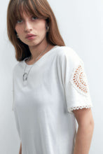 Load image into Gallery viewer, REMERA CON APLIQUE DE CROCHET