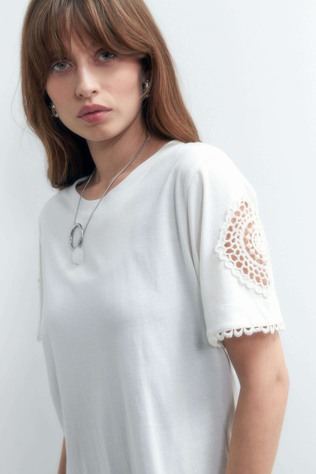 REMERA CON APLIQUE DE CROCHET