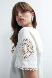 REMERA CON APLIQUE DE CROCHET