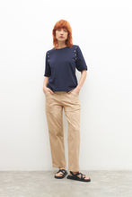 Load image into Gallery viewer, Remera con Botones Metalicos