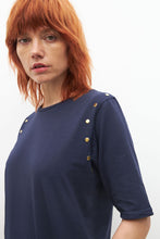 Load image into Gallery viewer, Remera con Botones Metalicos