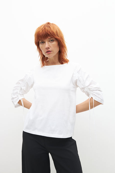 REMERA ESCOTE BOTE CON MANGAS POPLIN