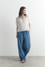 Load image into Gallery viewer, BLUSA CON BORDADOS