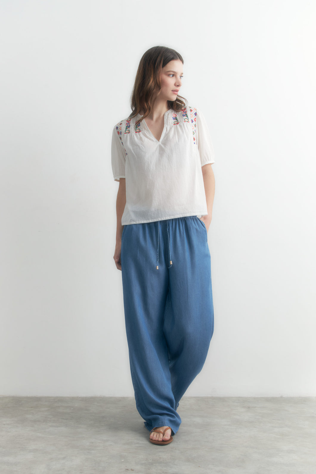 BLUSA CON BORDADOS
