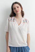Load image into Gallery viewer, BLUSA CON BORDADOS