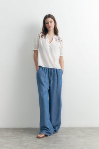 BLUSA CON BORDADOS