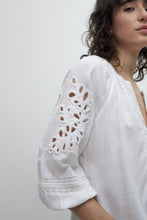 Load image into Gallery viewer, BLUSA ROMANTICA CON BOTONES