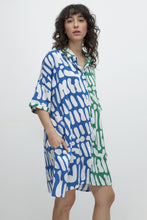 Load image into Gallery viewer, VESTIDO CAMISERO CON ESTAMPA ABSTRACTA