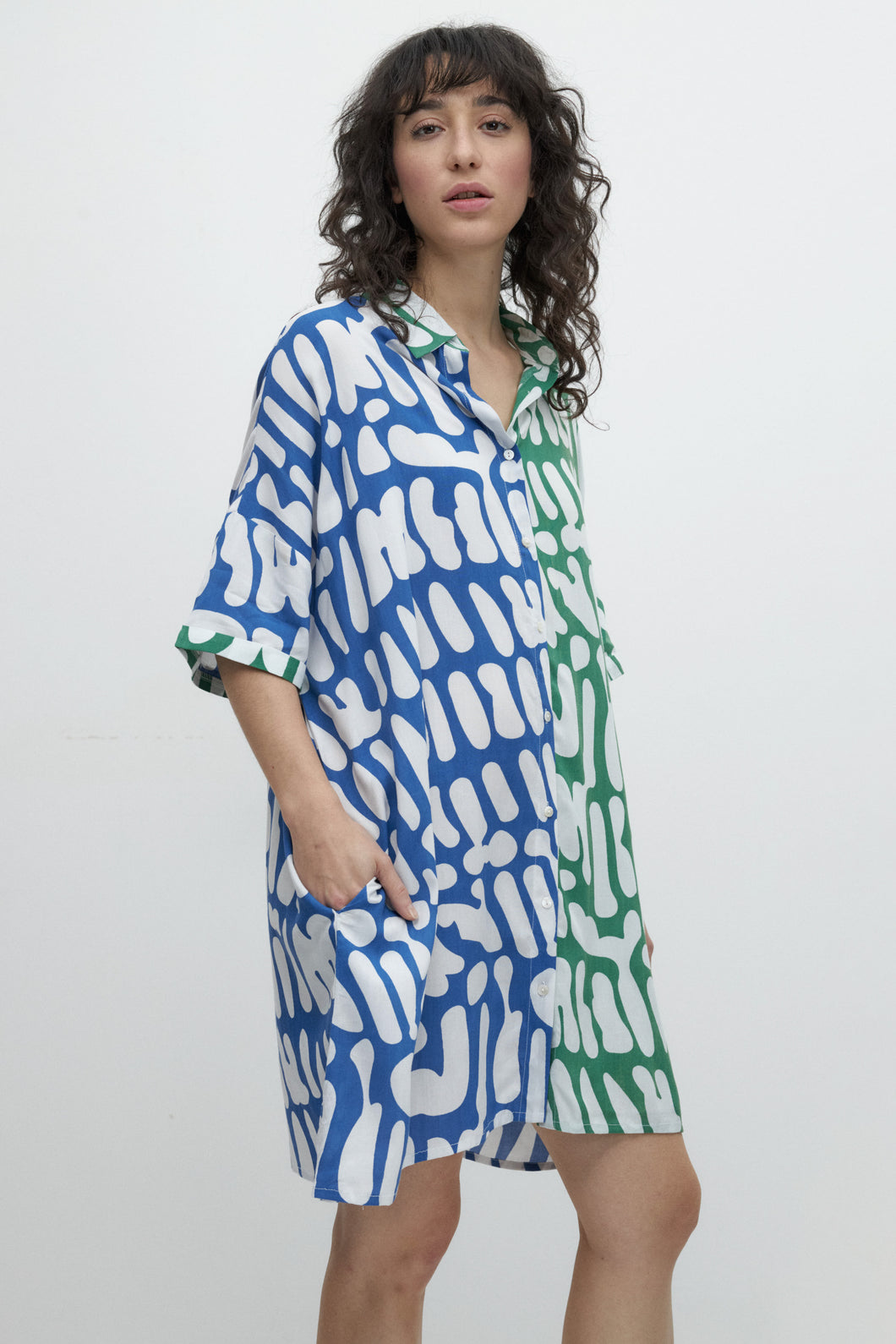 VESTIDO CAMISERO CON ESTAMPA ABSTRACTA