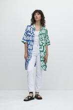 Load image into Gallery viewer, VESTIDO CAMISERO CON ESTAMPA ABSTRACTA