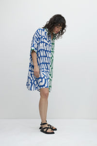VESTIDO CAMISERO CON ESTAMPA ABSTRACTA