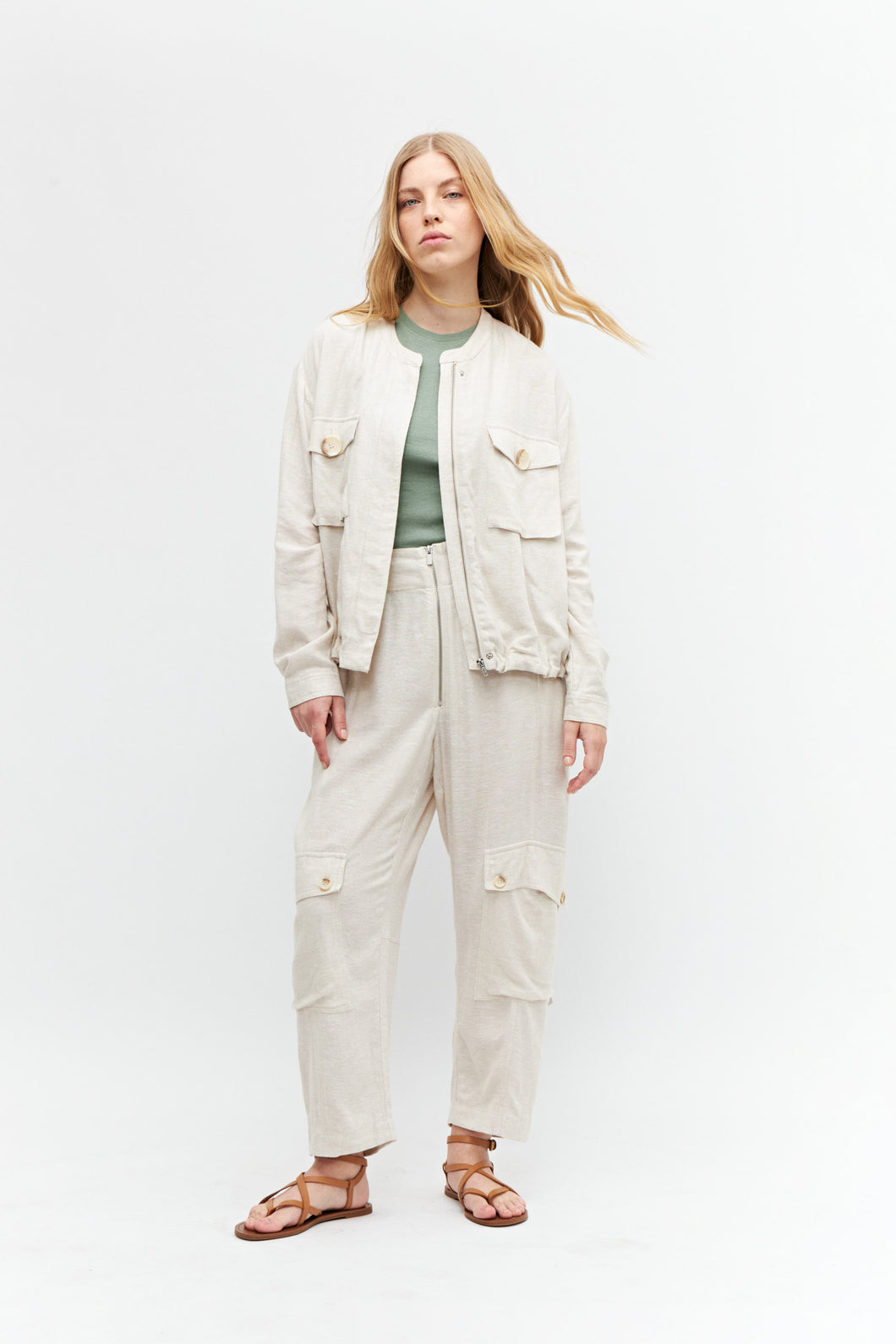 PANTALON BARREL CON BOLSILLOS DE LINO