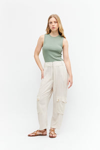 PANTALON BARREL CON BOLSILLOS DE LINO