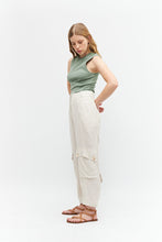 Load image into Gallery viewer, PANTALON BARREL CON BOLSILLOS DE LINO