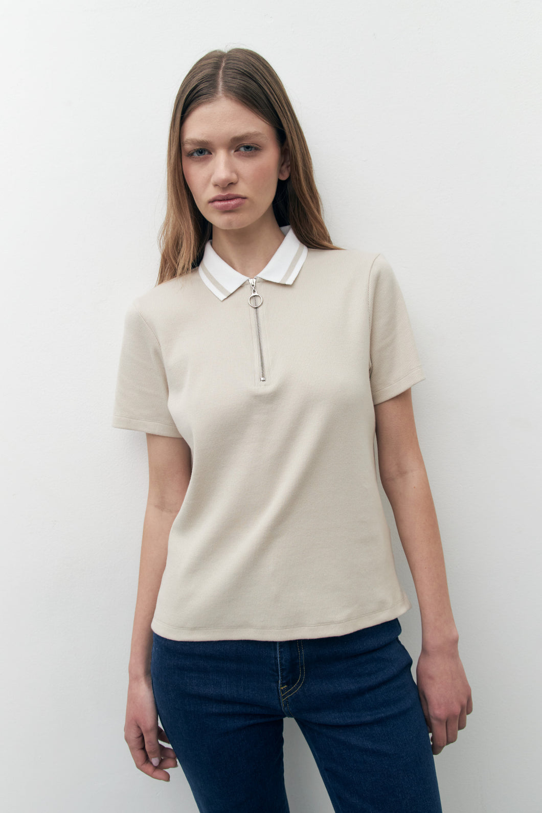 REMERA CUELLO POLO CON CIERRE