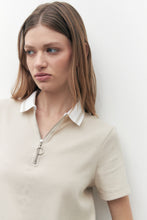 Load image into Gallery viewer, REMERA CUELLO POLO CON CIERRE