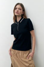 Load image into Gallery viewer, REMERA CUELLO POLO CON CIERRE
