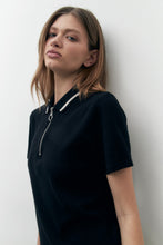 Load image into Gallery viewer, REMERA CUELLO POLO CON CIERRE