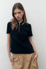 Load image into Gallery viewer, REMERA CUELLO POLO CON CIERRE
