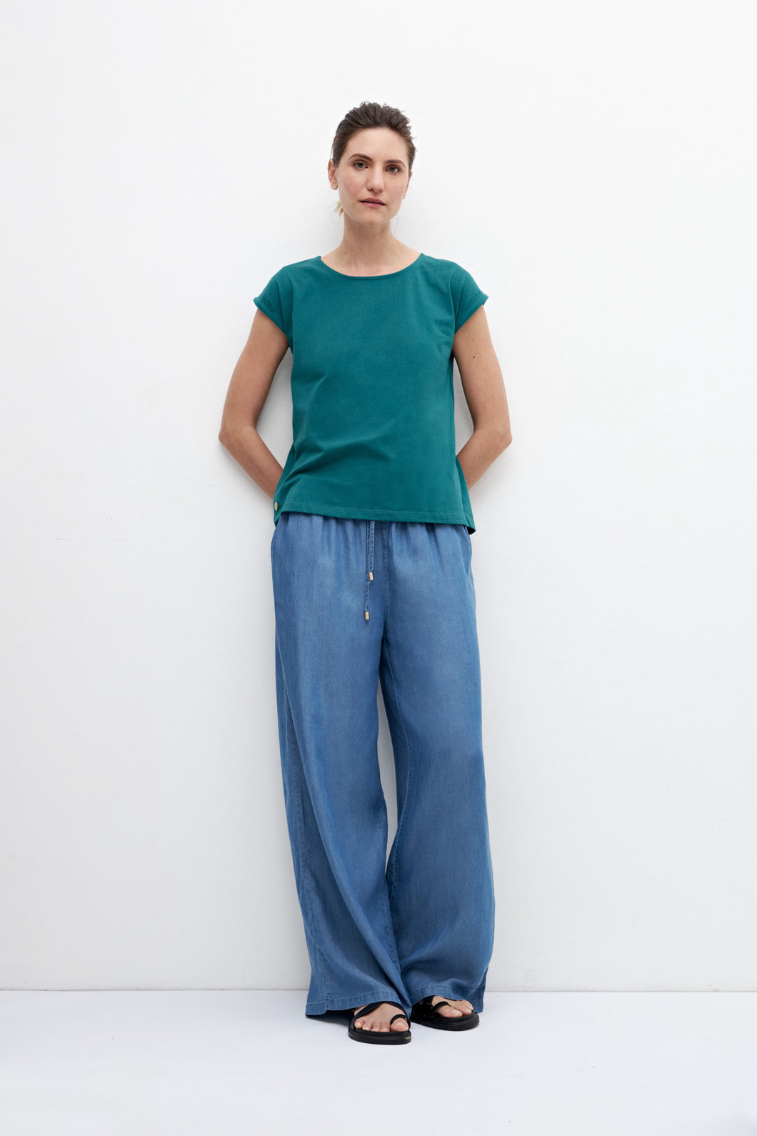 REMERA CON BOTNES LATERALES