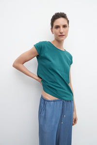 REMERA CON BOTNES LATERALES