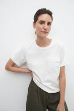 Load image into Gallery viewer, REMERA CON BOLSILLO APLICADO