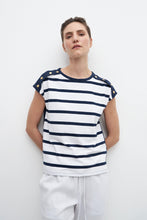Load image into Gallery viewer, REMERA A RAYAS CON BOTONES