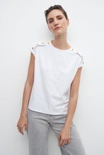 Load image into Gallery viewer, REMERA CON BOTONES EN HOMBRO